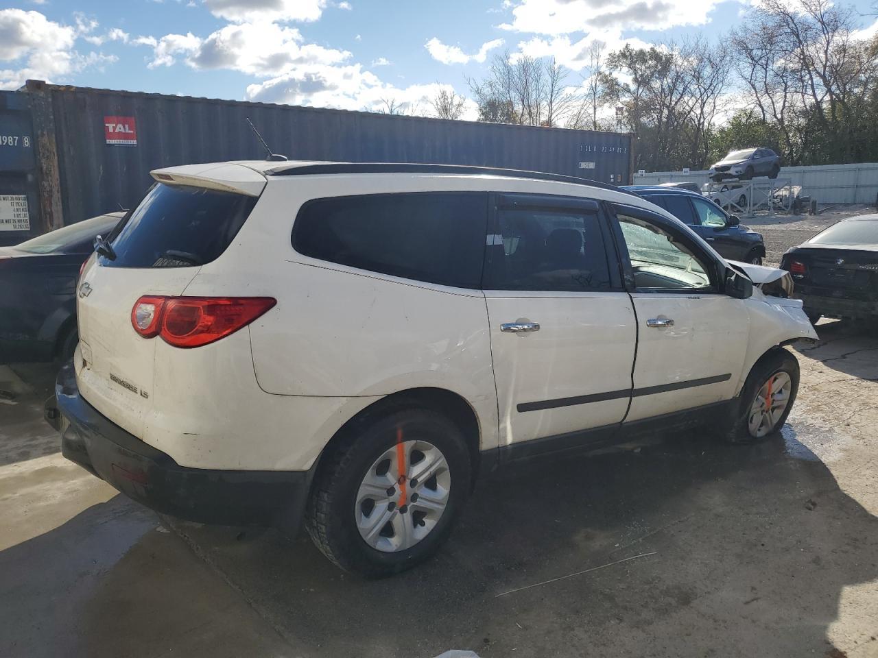 2011 CHEVROLET TRAVERSE L - Image 3