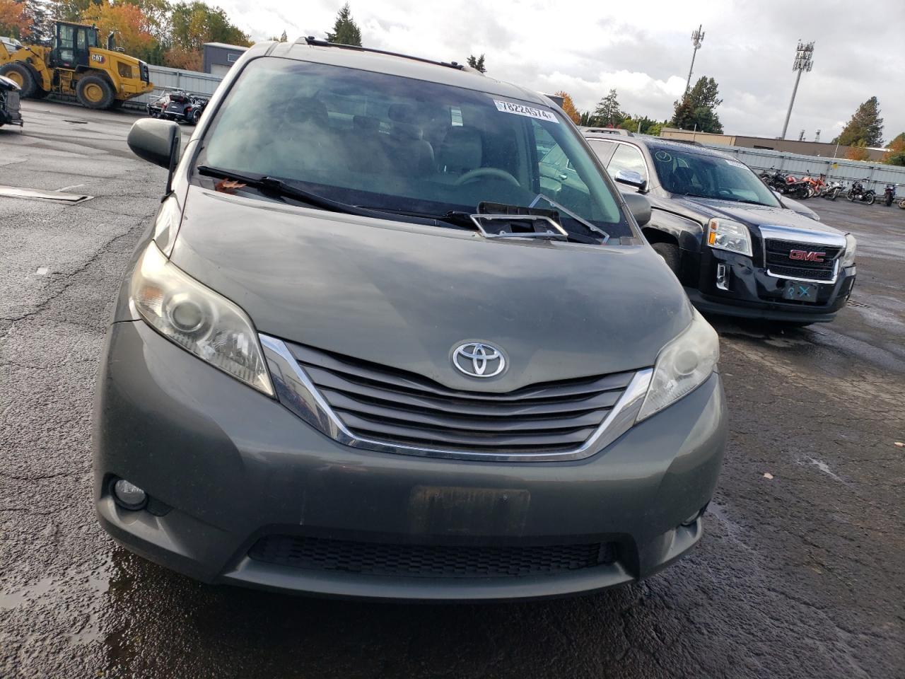 2011 TOYOTA SIENNA XLE - Фото 5