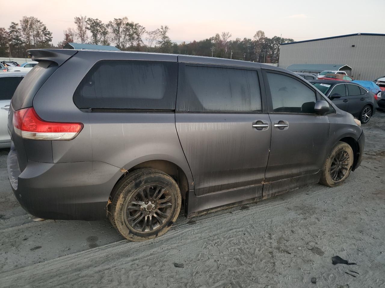 2011 TOYOTA SIENNA XLE - Image 3