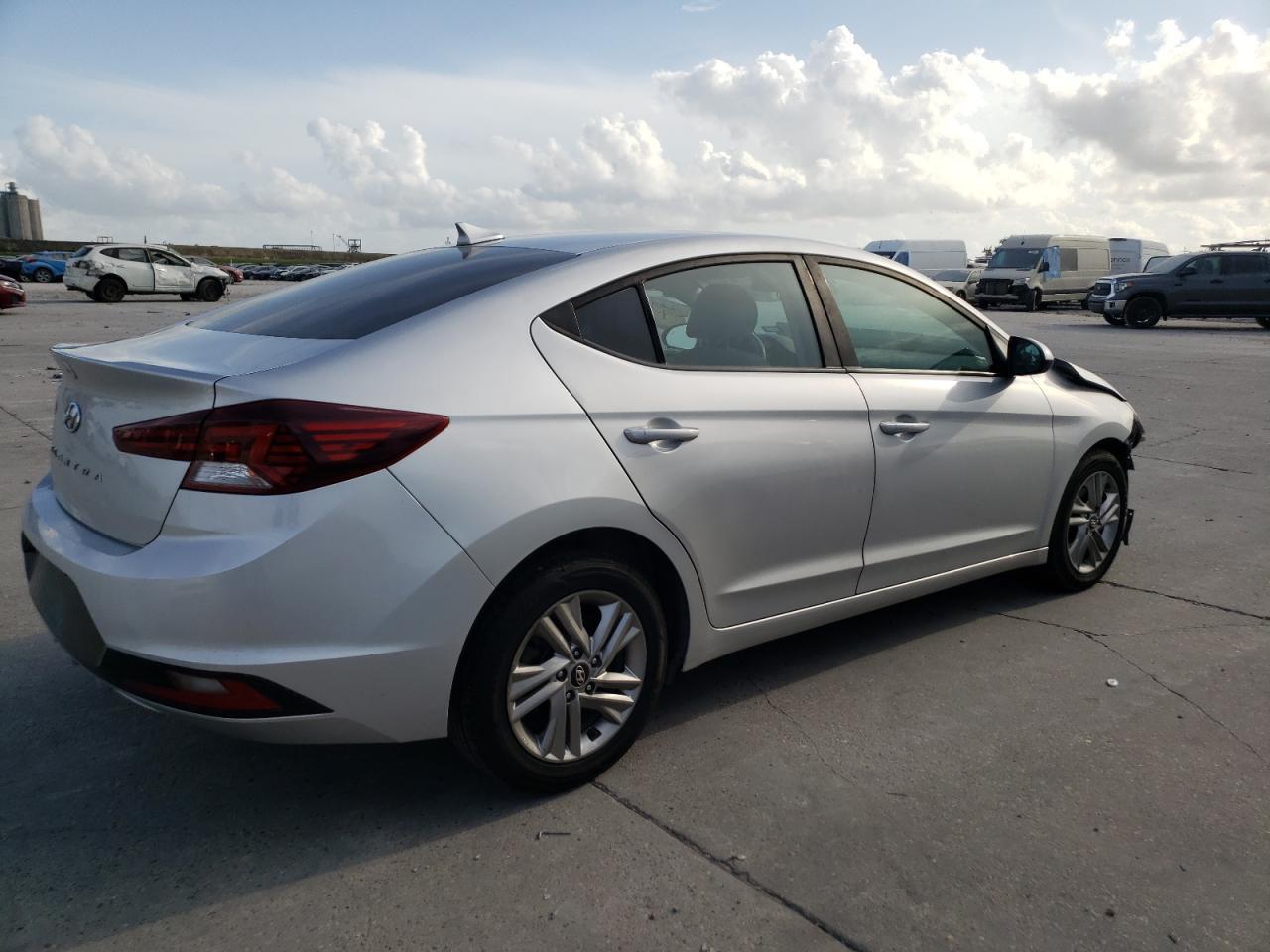 2019 HYUNDAI ELANTRA SE - Фото 3