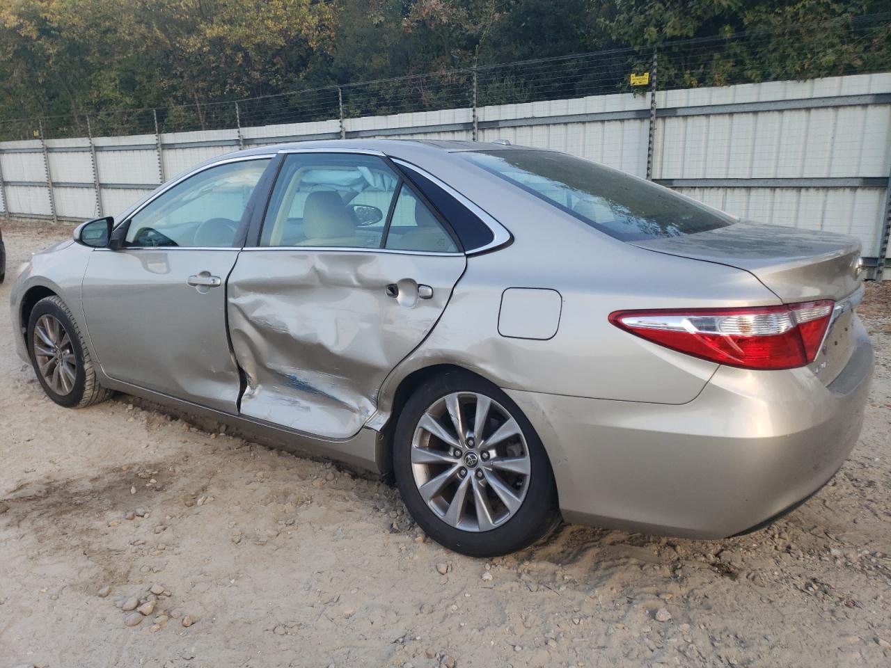 2016 TOYOTA CAMRY LE - Image 2