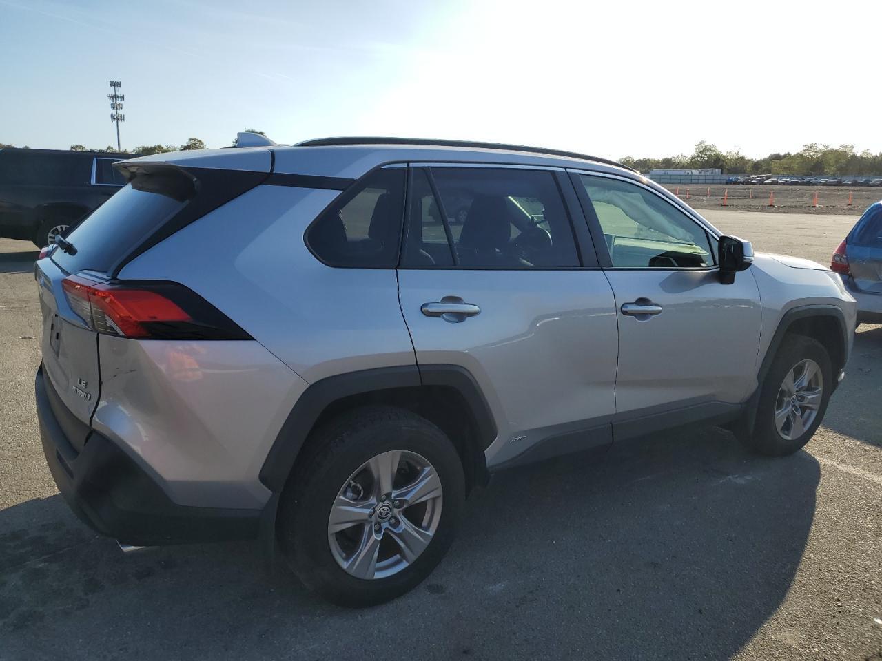 2023 TOYOTA RAV4 LE - Фото 3