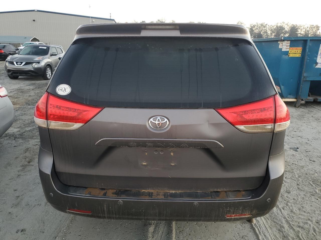 2011 TOYOTA SIENNA XLE - Image 6