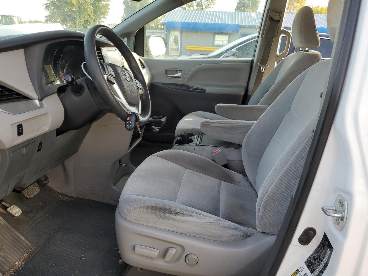 2015 TOYOTA SIENNA LE - Фото 7