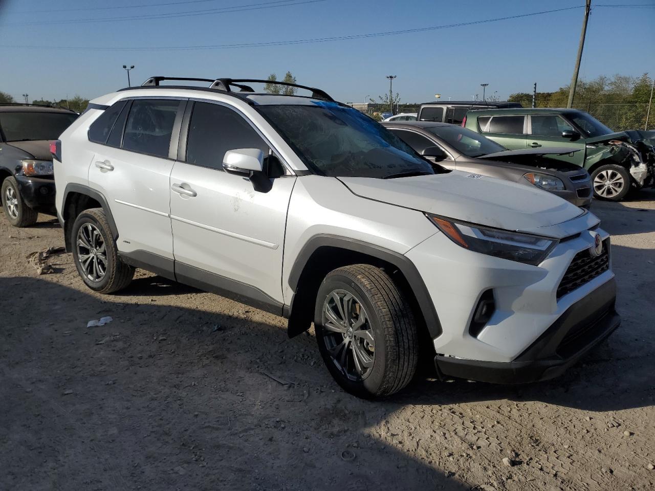 2024 TOYOTA RAV4 XLE P - Фото 4
