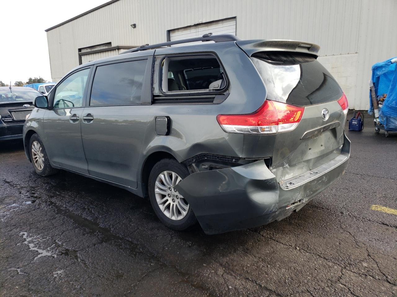 2011 TOYOTA SIENNA XLE - Фото 2