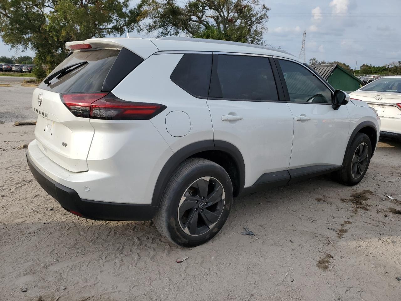 2024 NISSAN ROGUE SV - Image 3
