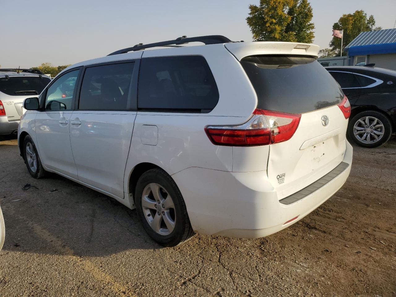 2015 TOYOTA SIENNA LE - Фото 2