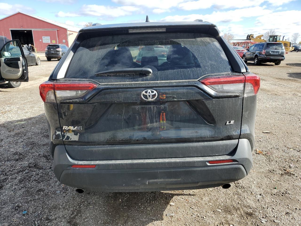 2021 TOYOTA RAV4 LE - Фото 6