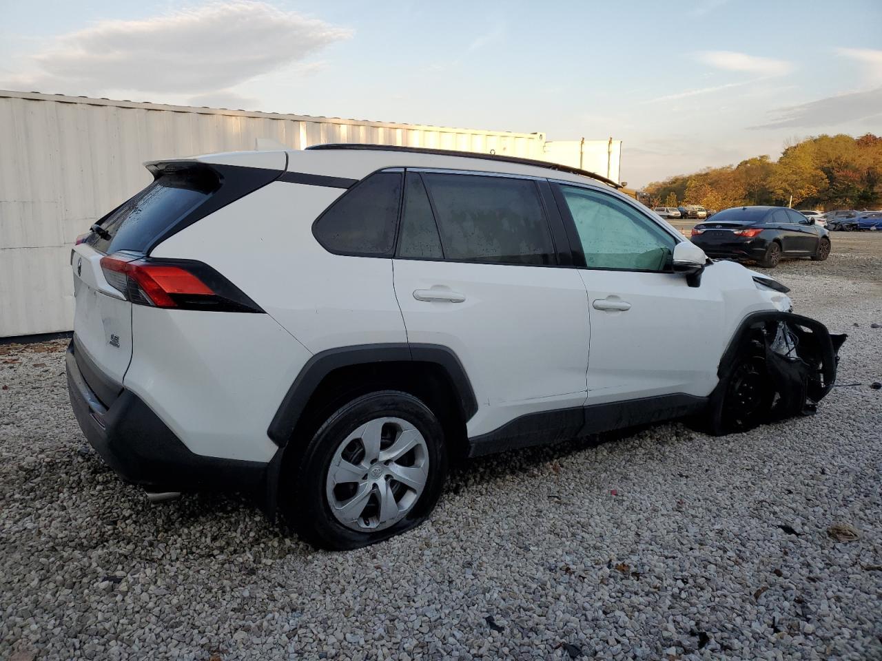 2021 TOYOTA RAV4 LE - Фото 3