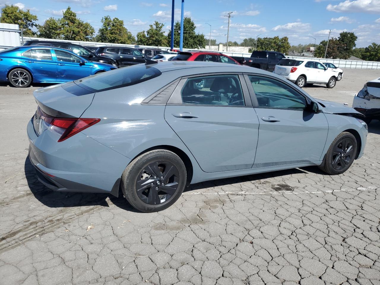 2022 HYUNDAI ELANTRA SE - Фото 3