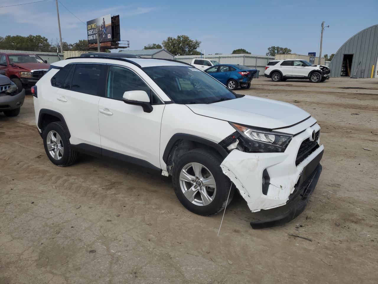 2020 TOYOTA RAV4 XLE - Image 4