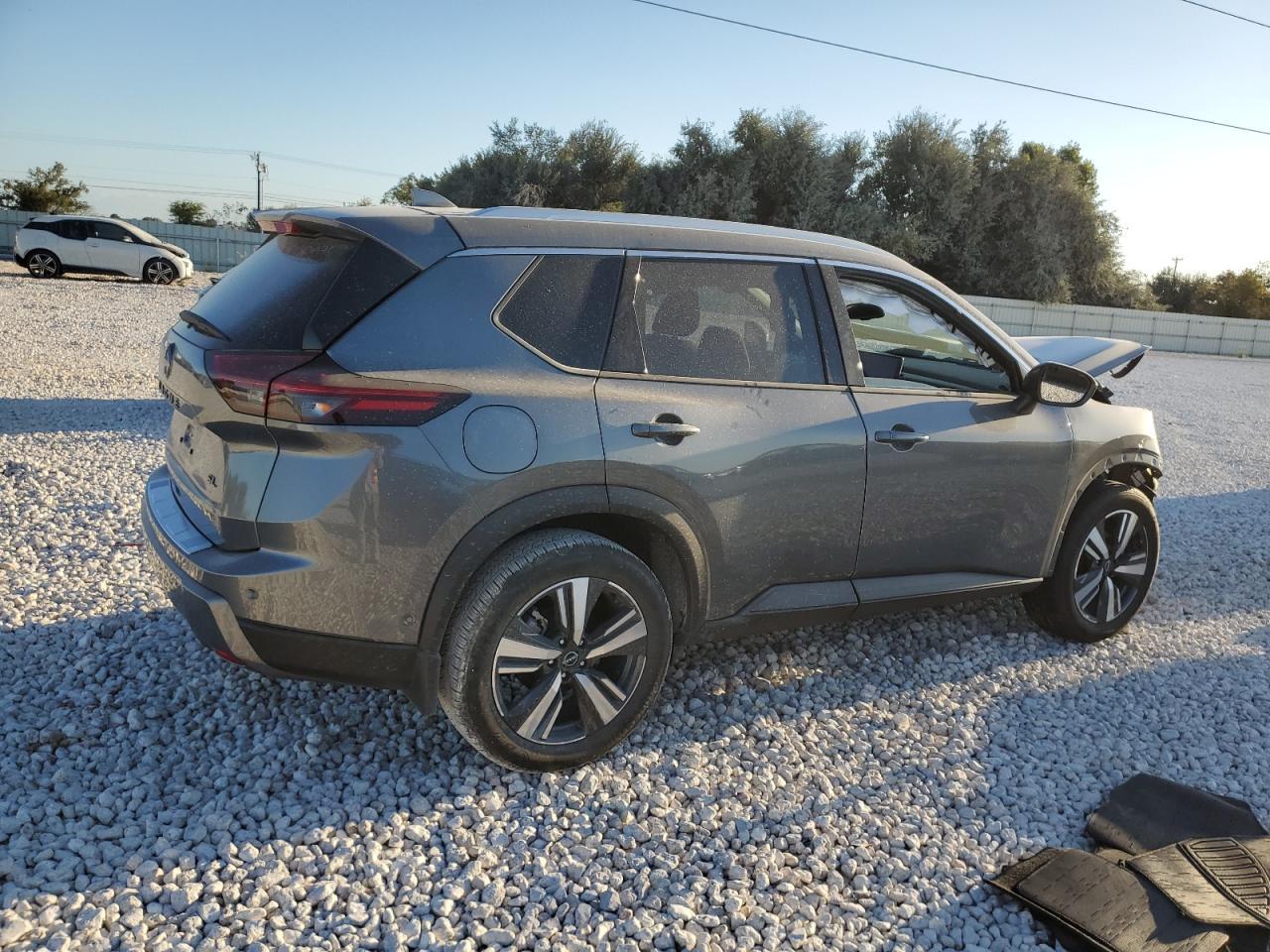 2024 NISSAN ROGUE SL - Image 3
