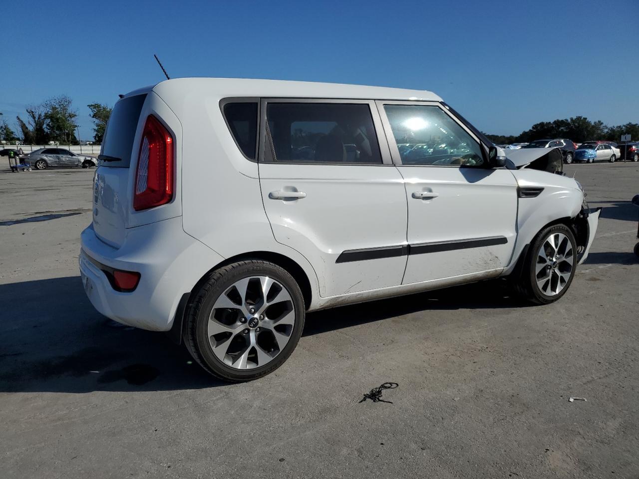 2013 KIA SOUL + - Image 3