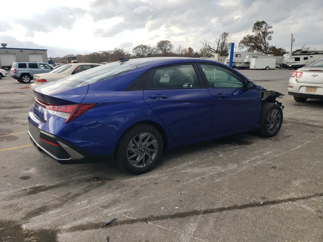 2024 HYUNDAI ELANTRA SE - Фото 3