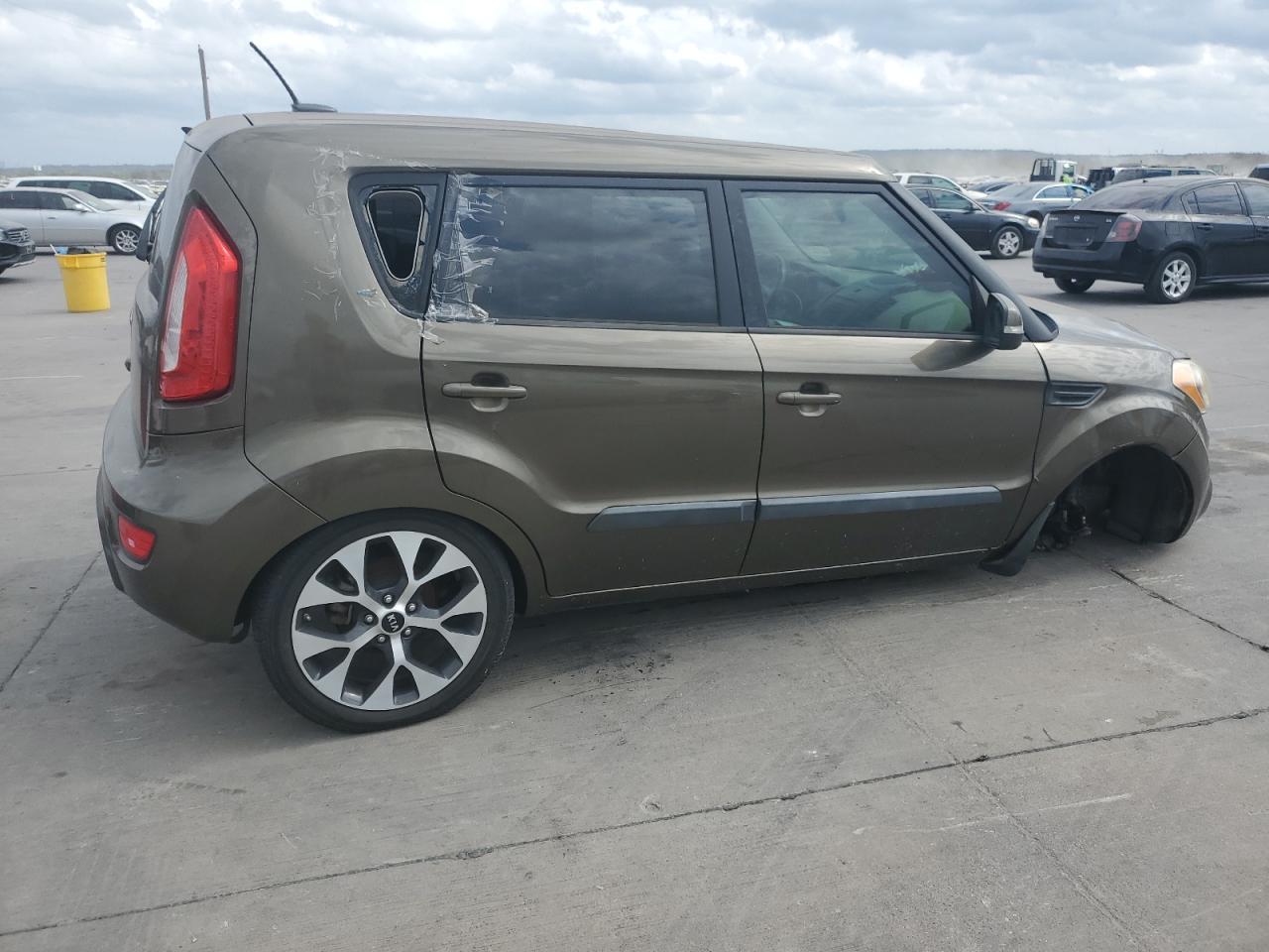 2013 KIA SOUL + - Image 3