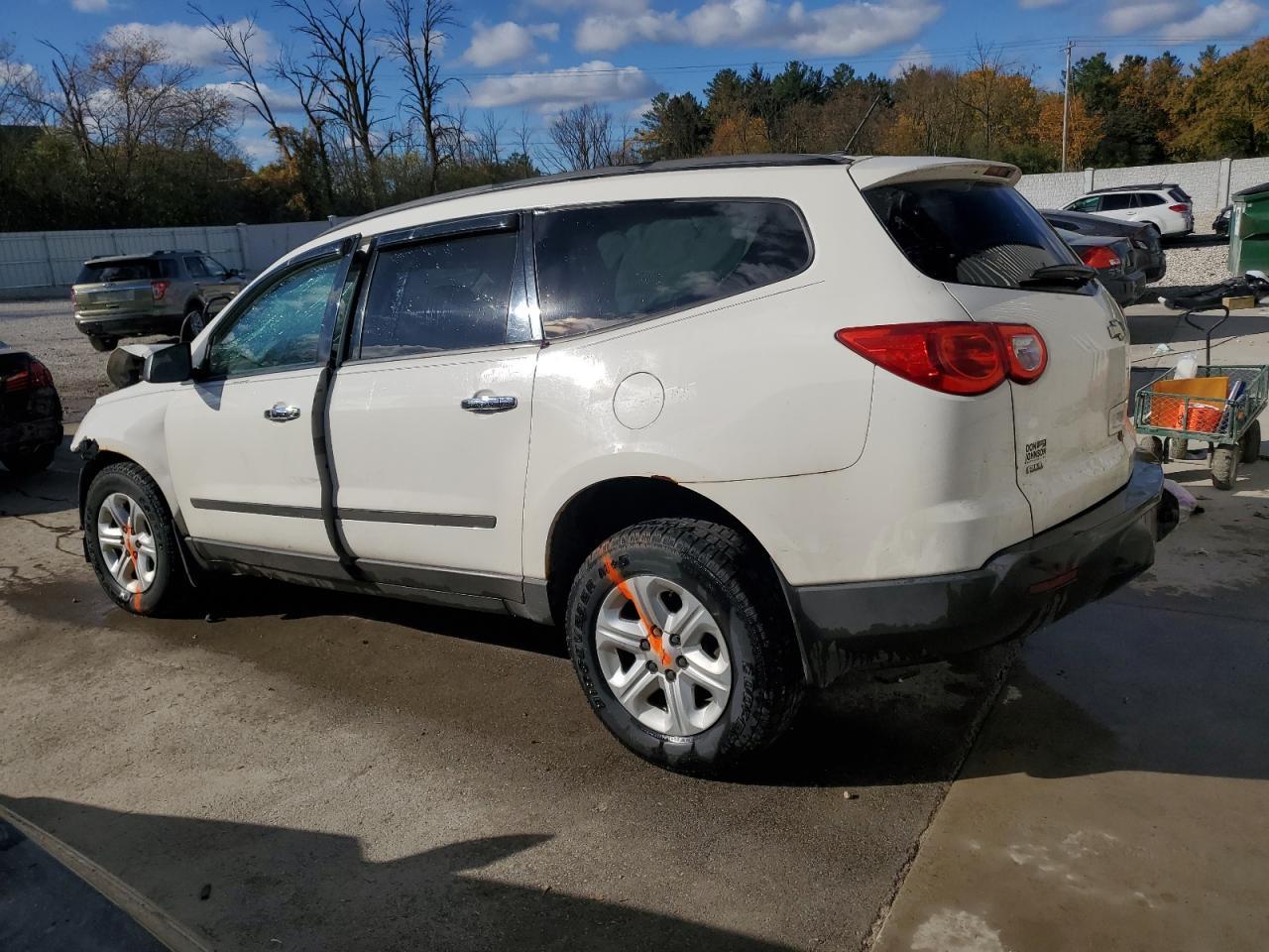 2011 CHEVROLET TRAVERSE L - Image 2