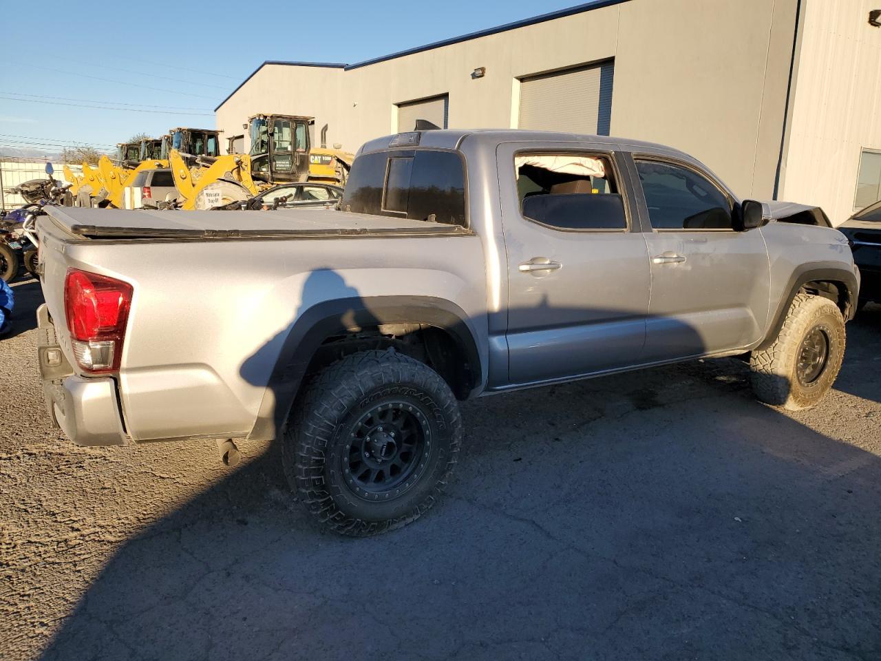 2017 TOYOTA TACOMA DOU - Фото 3
