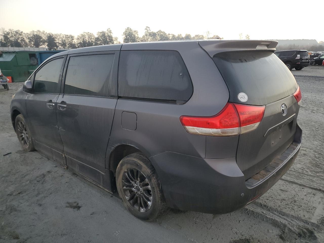 2011 TOYOTA SIENNA XLE - Image 2