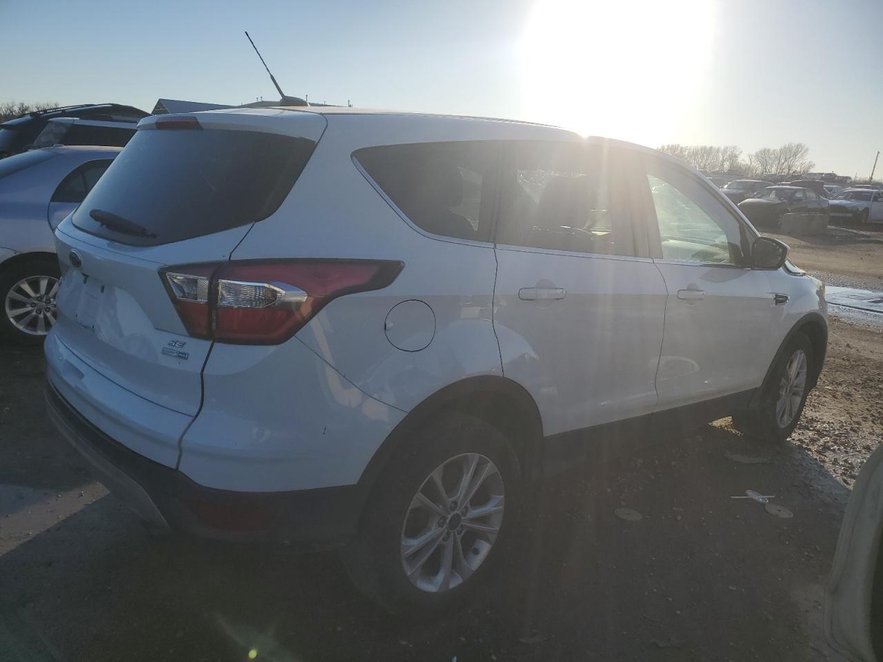 2017 FORD ESCAPE SE - Фото 3