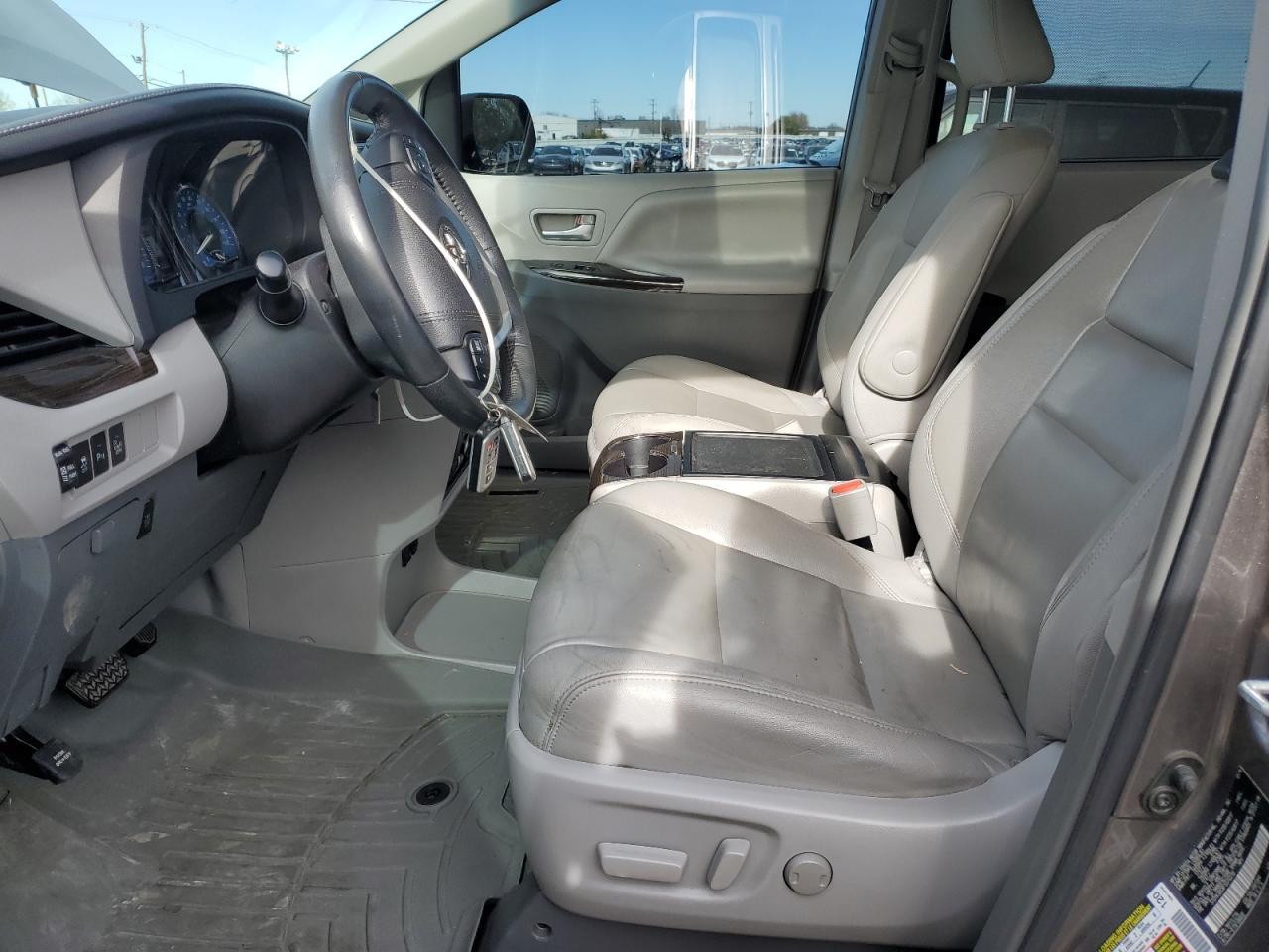 2015 TOYOTA SIENNA XLE - Фото 7