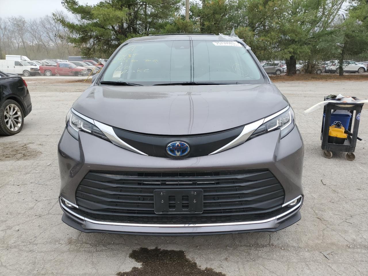 2023 TOYOTA SIENNA XLE - Image 5