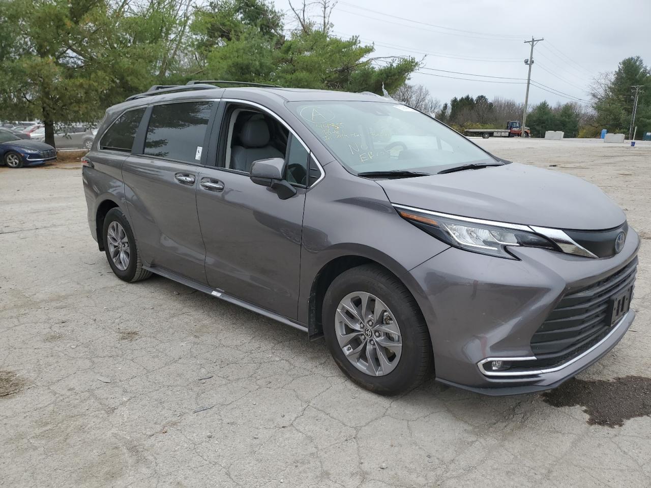 2023 TOYOTA SIENNA XLE - Image 4