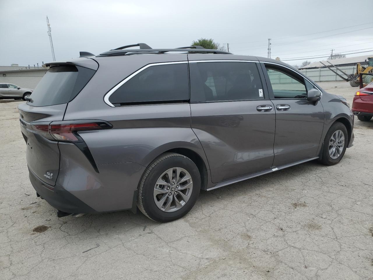 2023 TOYOTA SIENNA XLE - Image 3