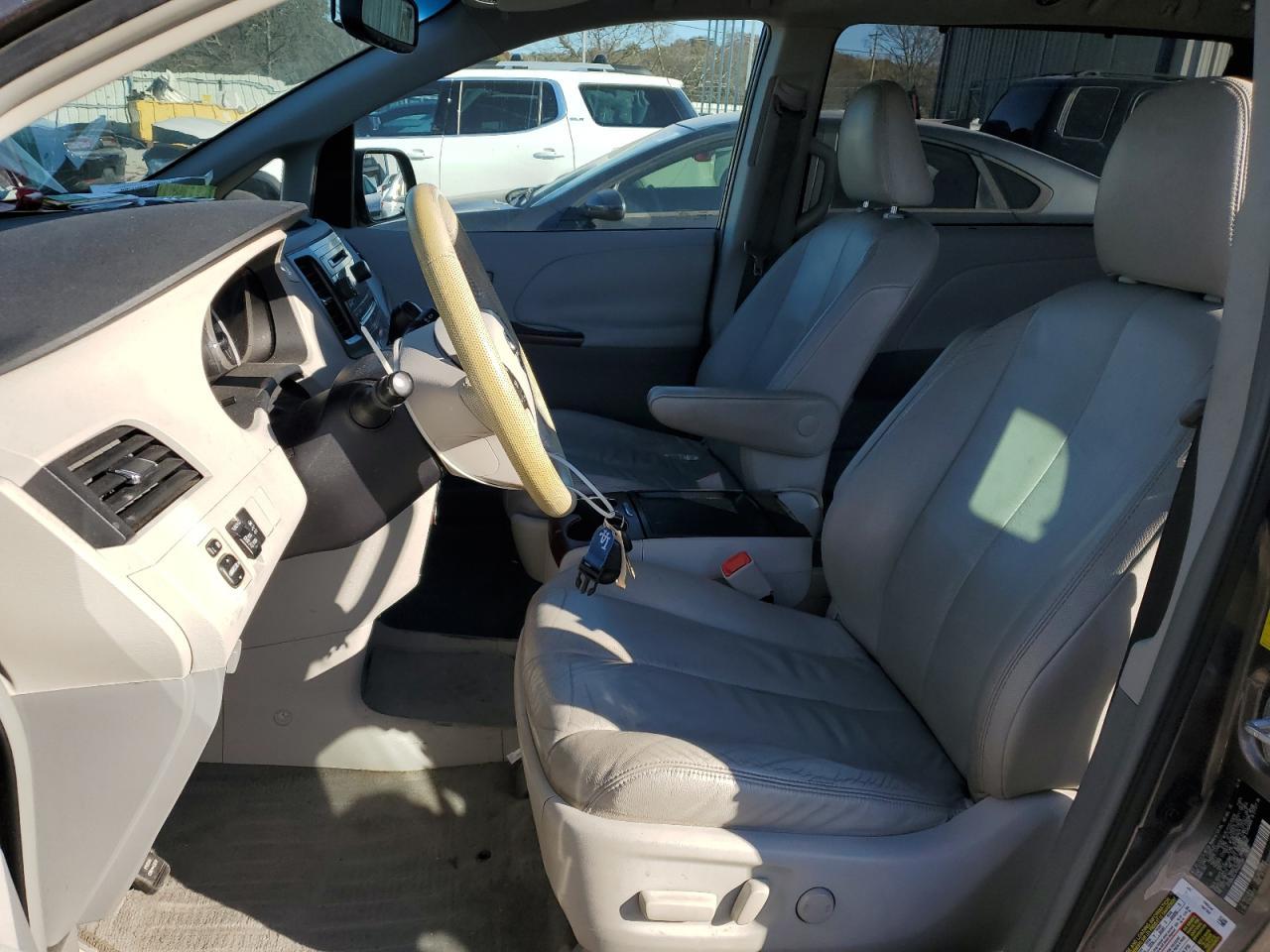 2011 TOYOTA SIENNA XLE - Фото 7