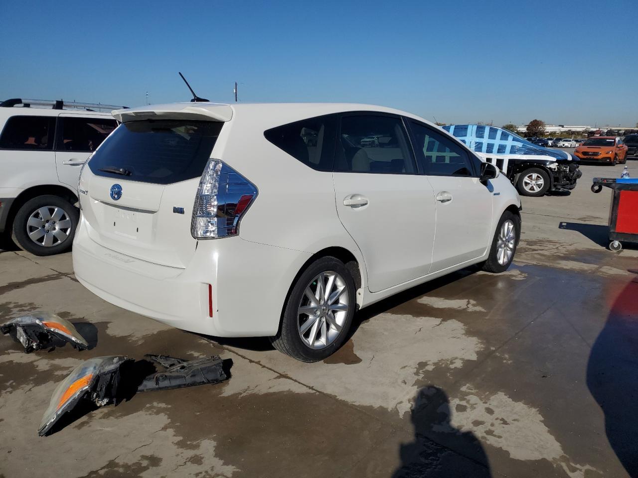 2013 TOYOTA PRIUS V - Image 3