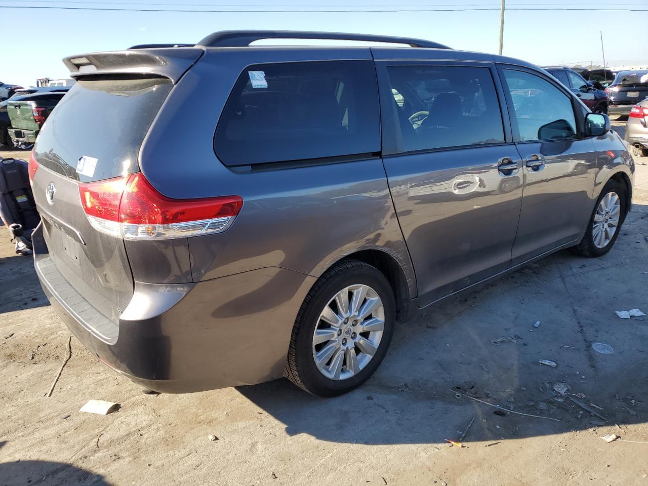 2011 TOYOTA SIENNA XLE - Фото 3