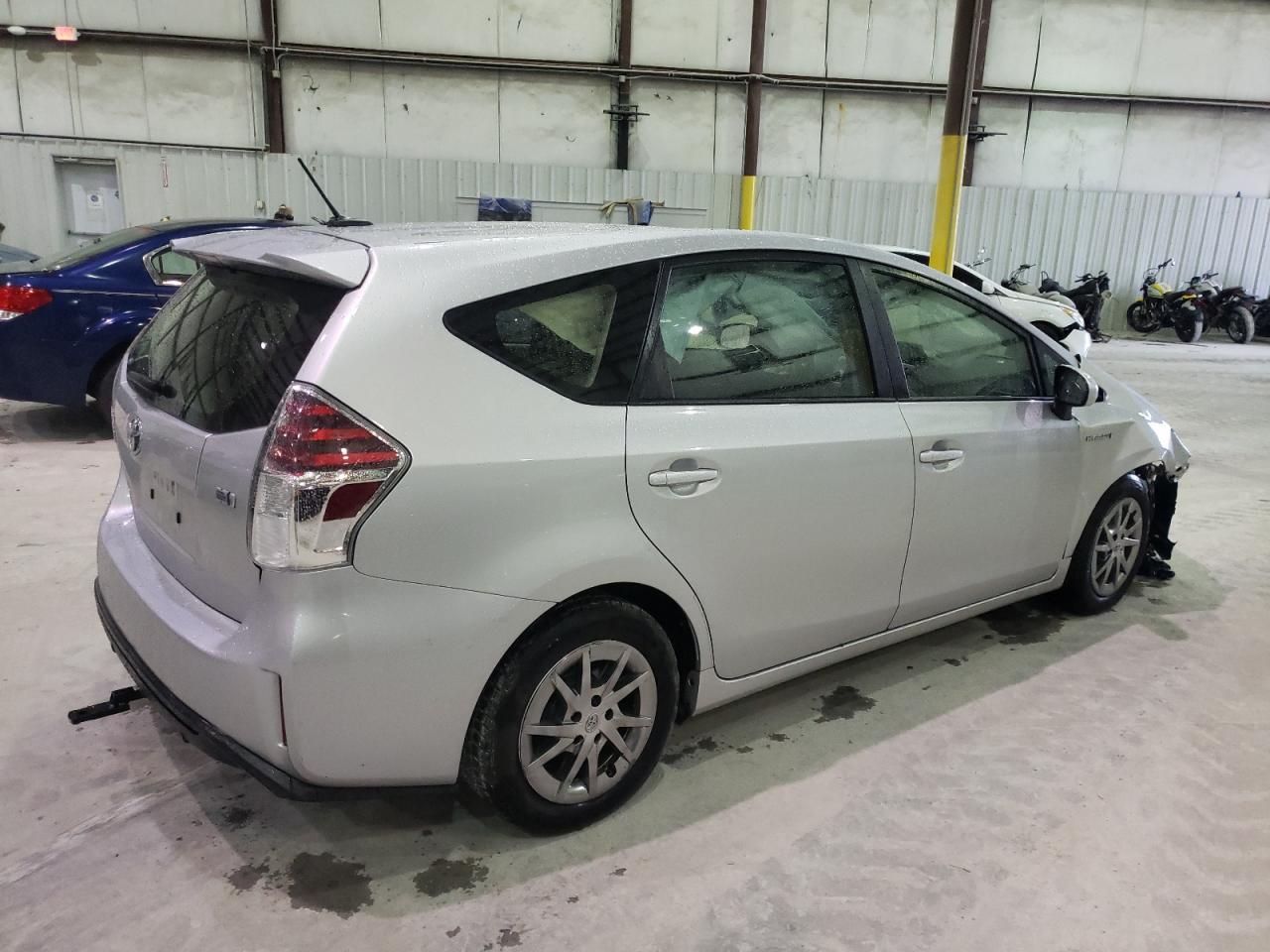 2017 TOYOTA PRIUS V - Фото 3