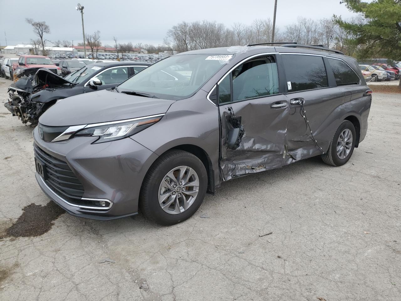 2023 TOYOTA SIENNA XLE car image