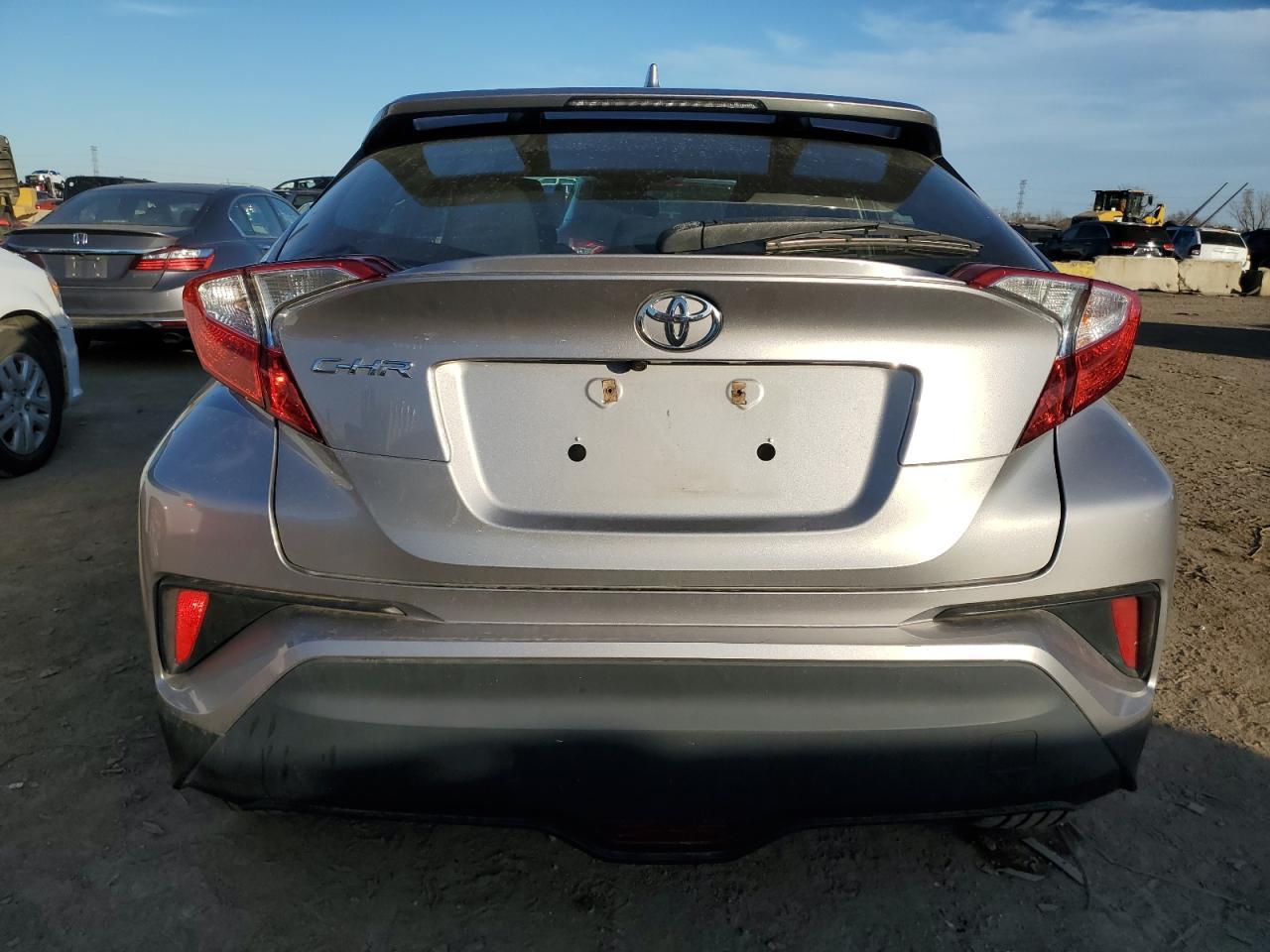 2018 TOYOTA C-HR XLE - Фото 6
