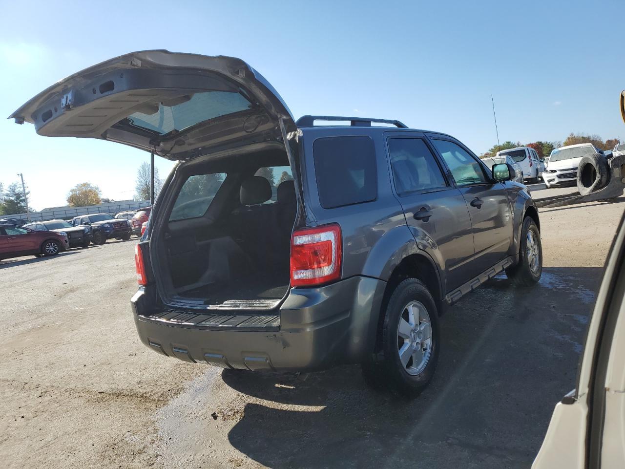 2010 FORD ESCAPE XLT - Image 3