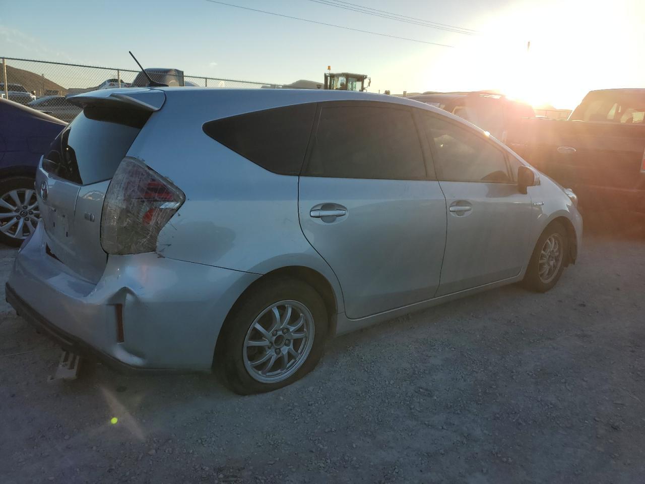 2017 TOYOTA PRIUS V - Фото 3