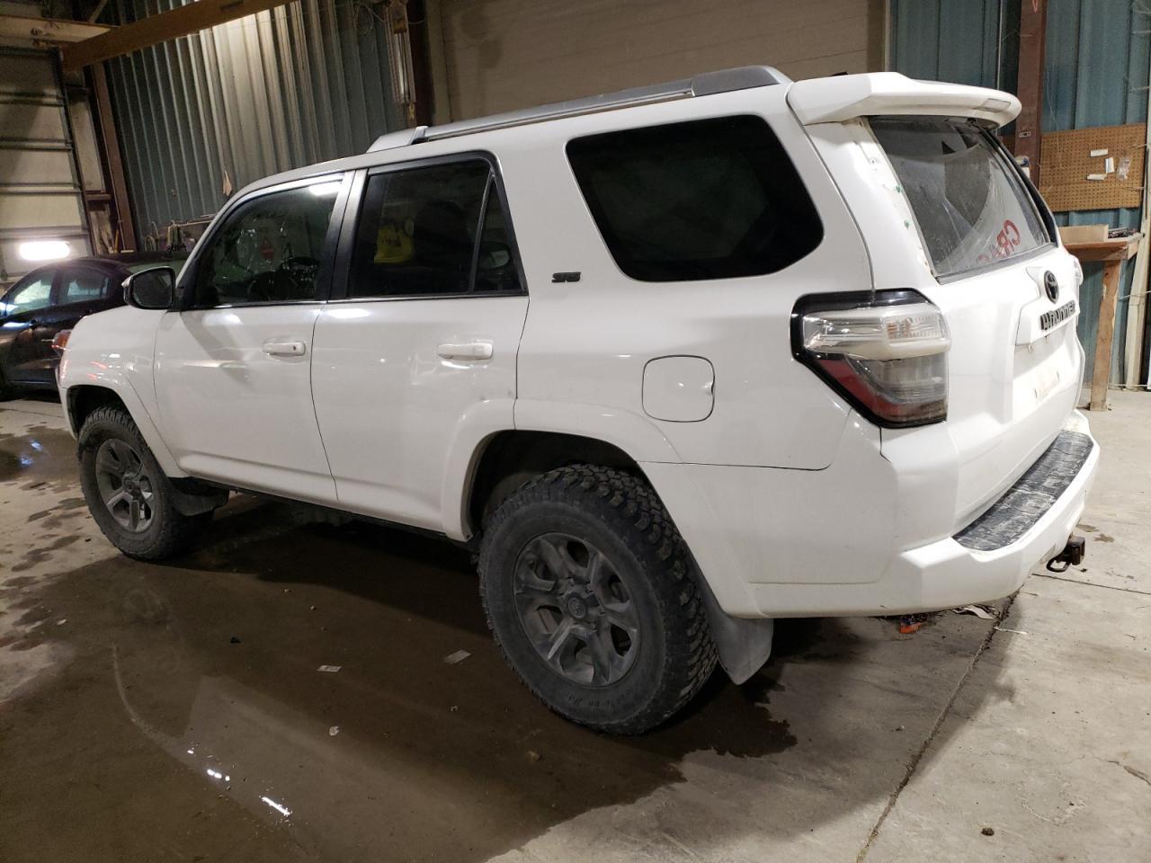 2017 TOYOTA 4RUNNER SR - Image 2