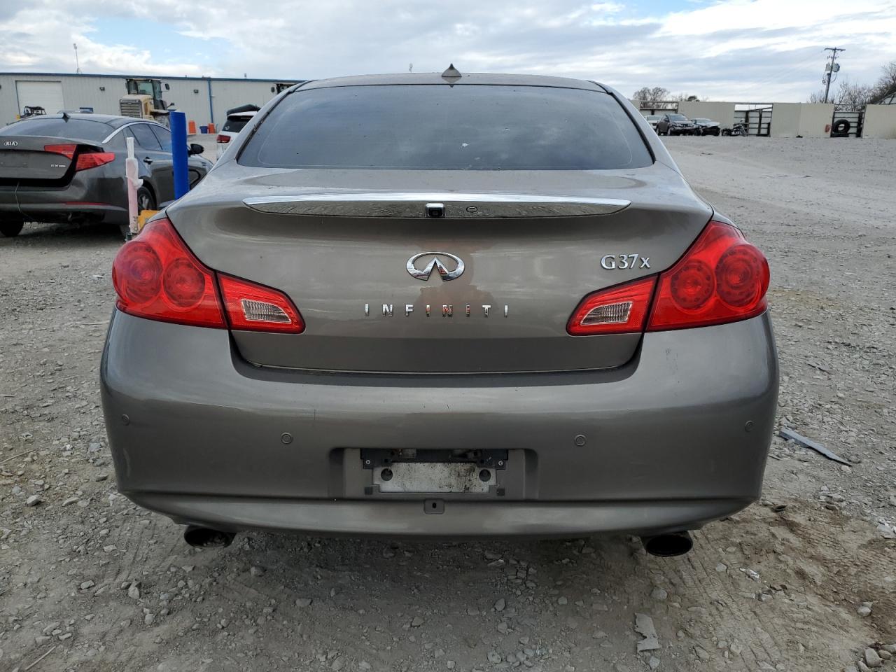 2011 INFINITI G37 - Image 6