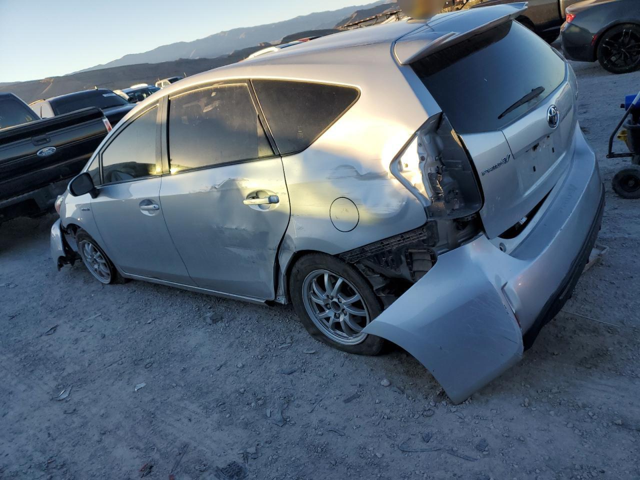 2017 TOYOTA PRIUS V - Фото 2