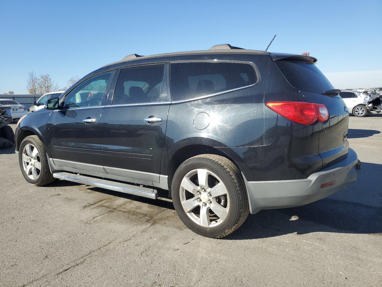 2011 CHEVROLET TRAVERSE L - Image 2