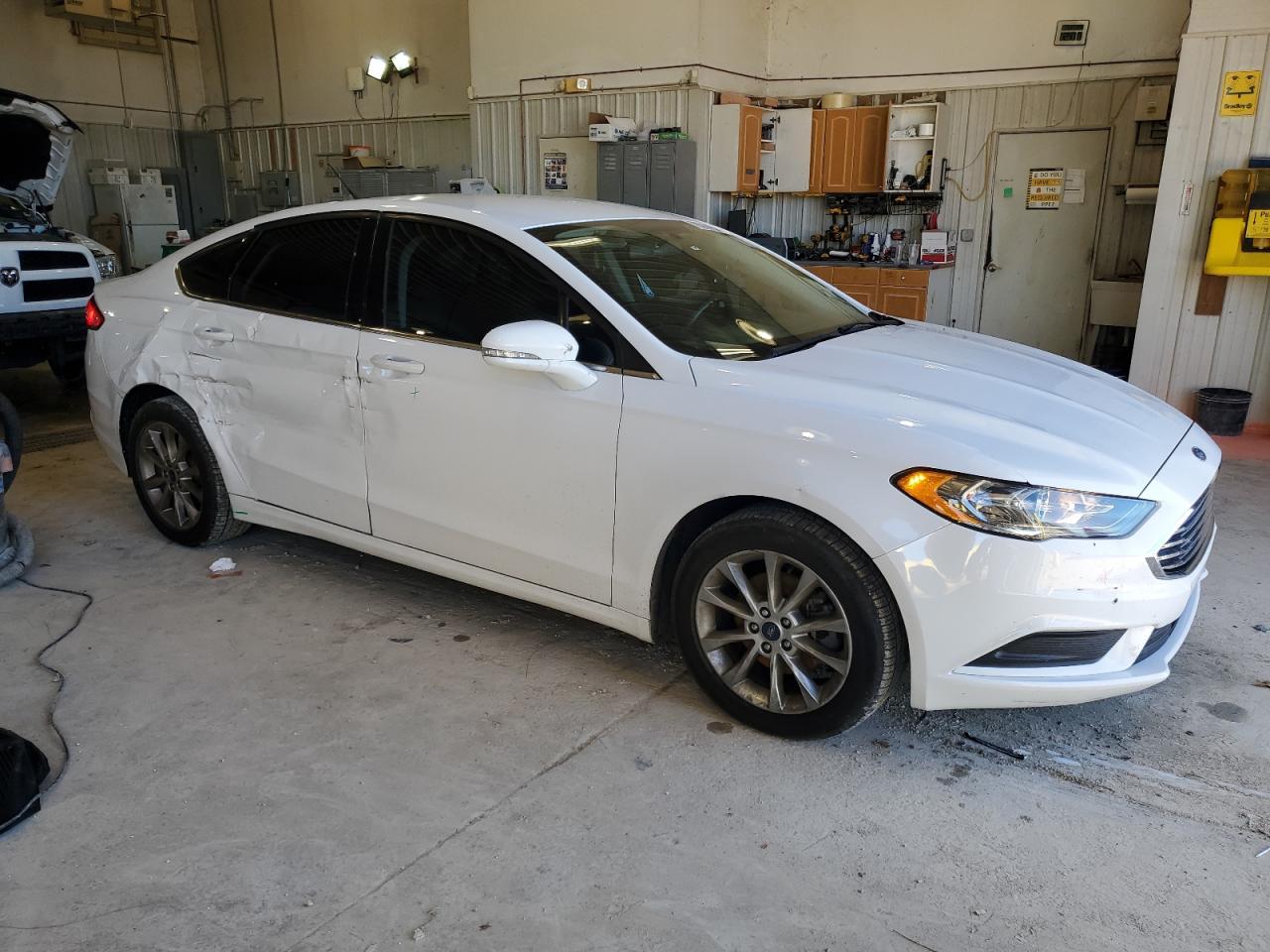 2017 FORD FUSION SE - Image 4