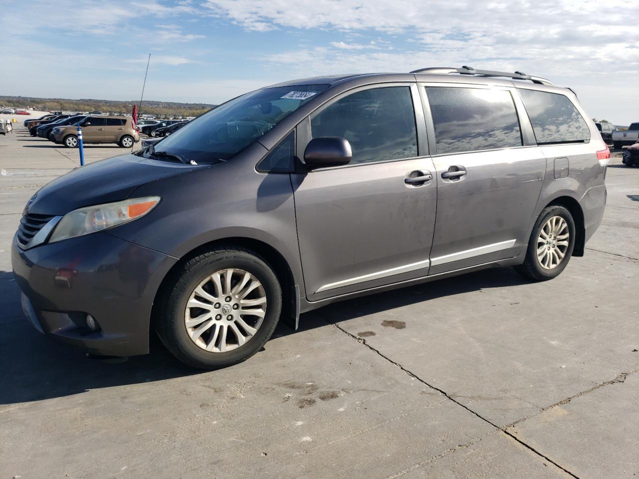 2013 TOYOTA SIENNA XLE