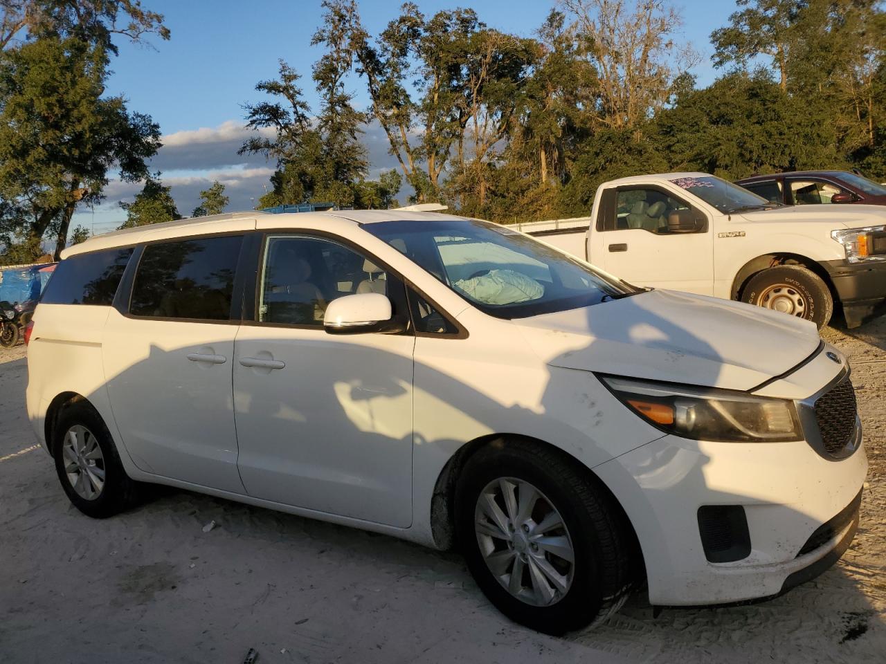 2016 KIA SEDONA LX - Image 4