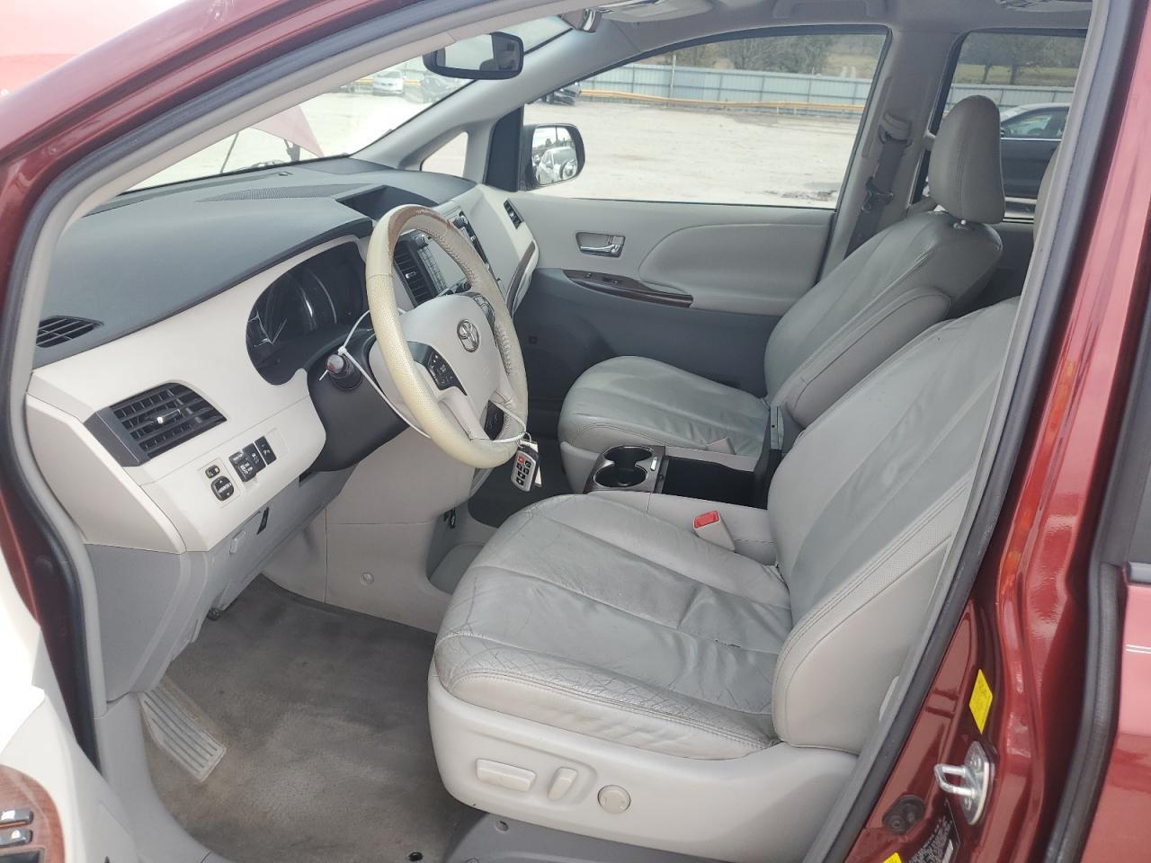 2011 TOYOTA SIENNA XLE - Фото 7