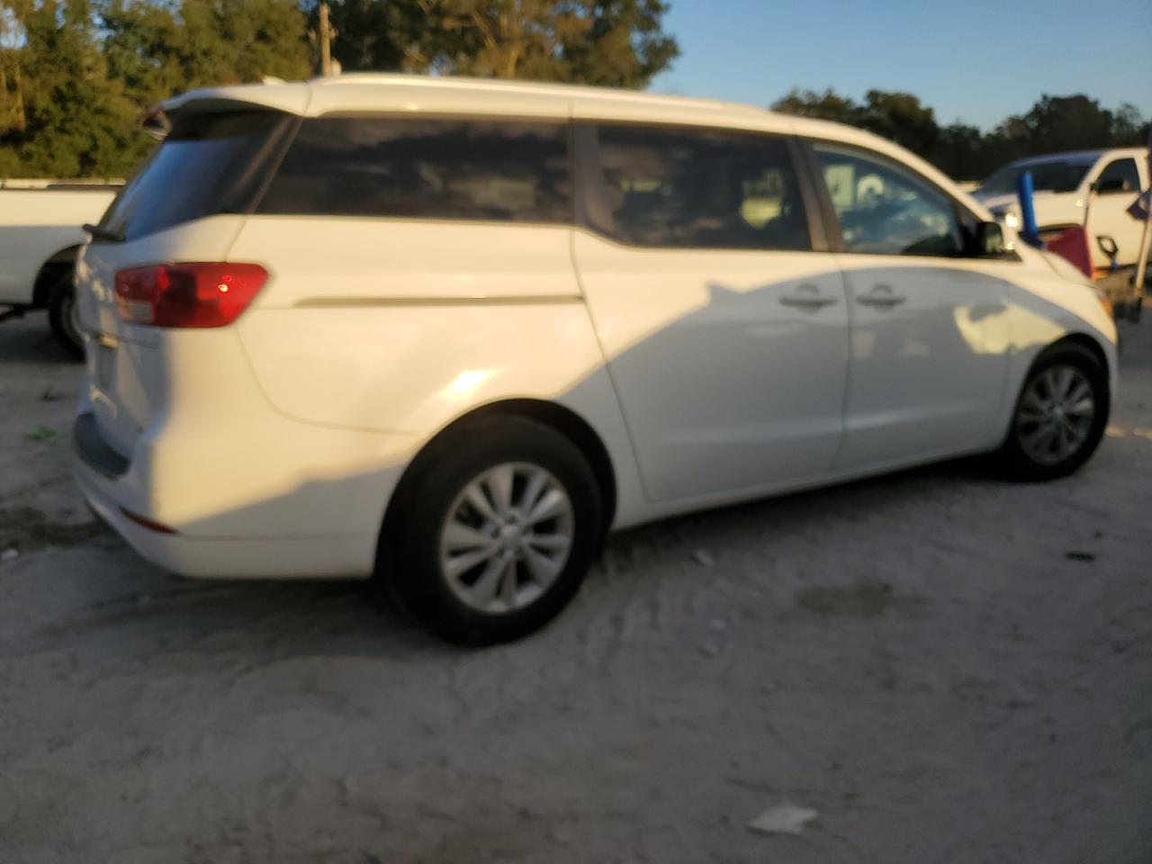 2016 KIA SEDONA LX - Image 3