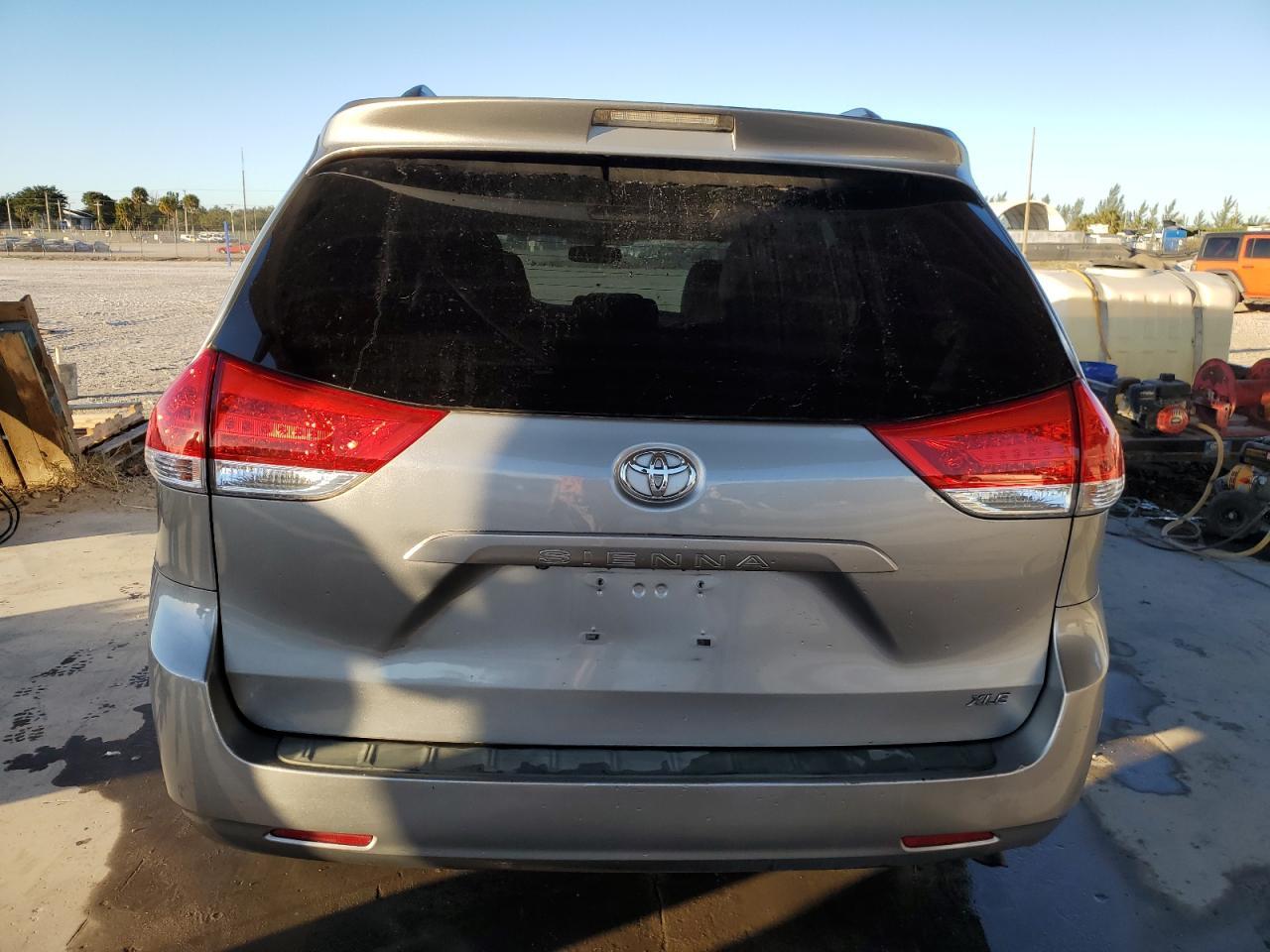 2013 TOYOTA SIENNA XLE - Фото 6