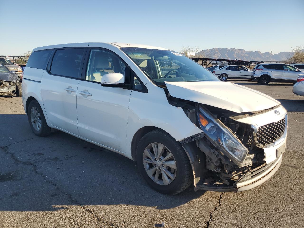 2017 KIA SEDONA LX - Image 4