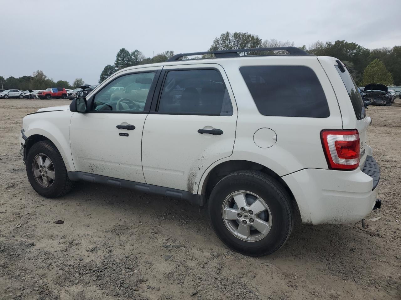 2010 FORD ESCAPE XLT - Image 2