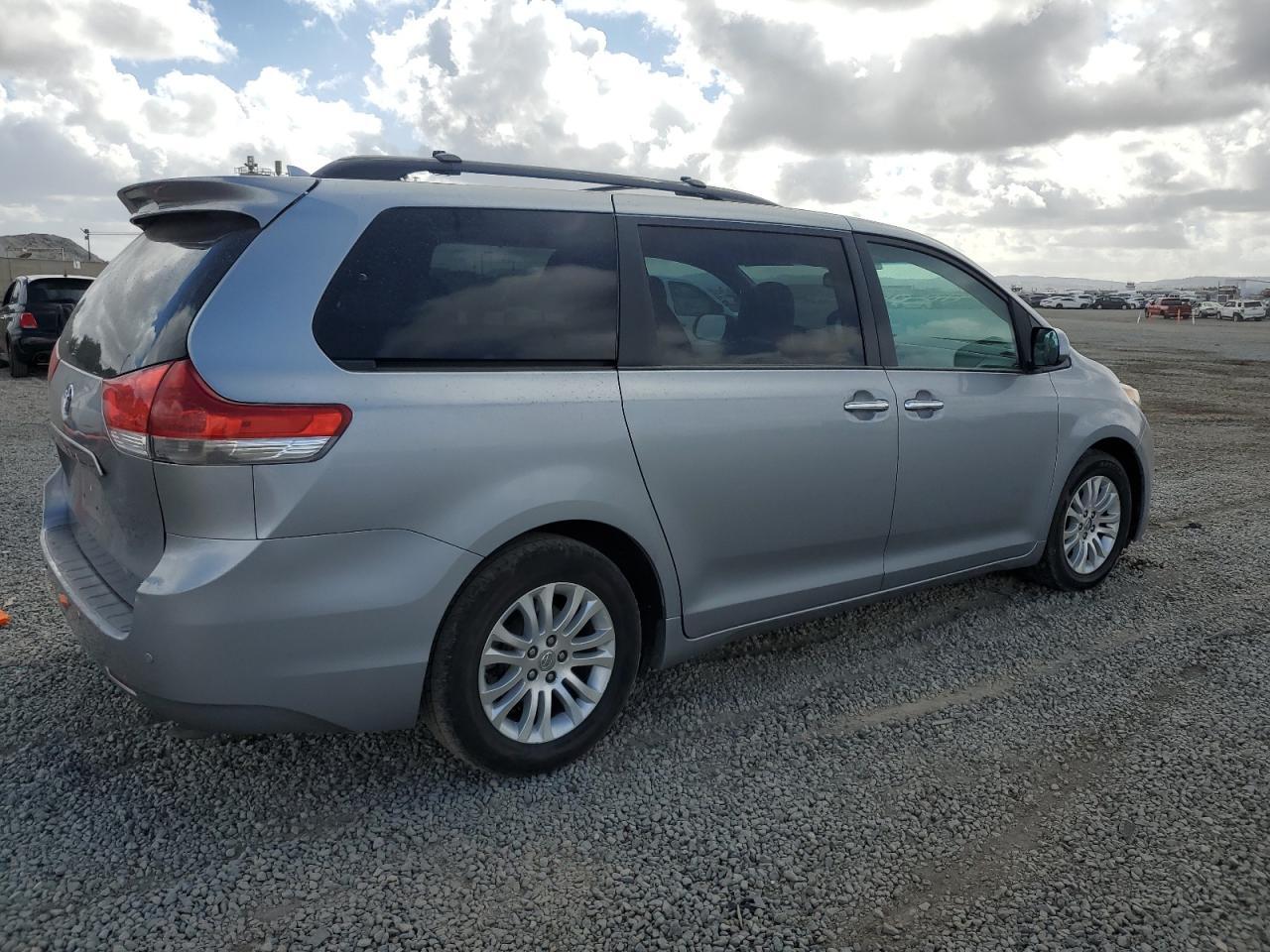 2013 TOYOTA SIENNA XLE - Image 3