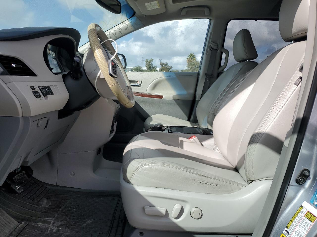 2013 TOYOTA SIENNA XLE - Image 7